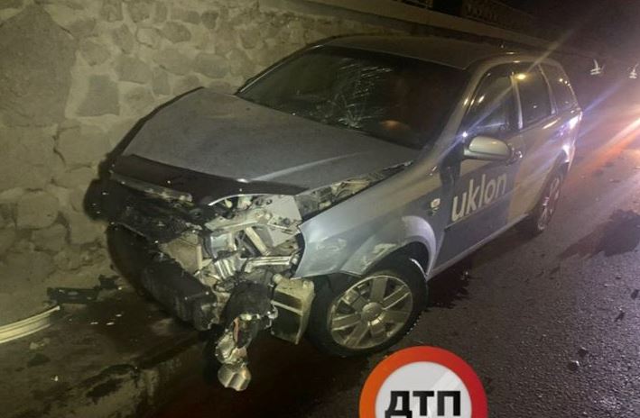 В Киеве авария, таксист врезался в стену