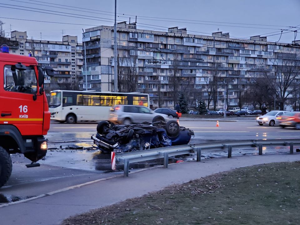 На съезде с моста Патона – серьезное ДТП (видео)
