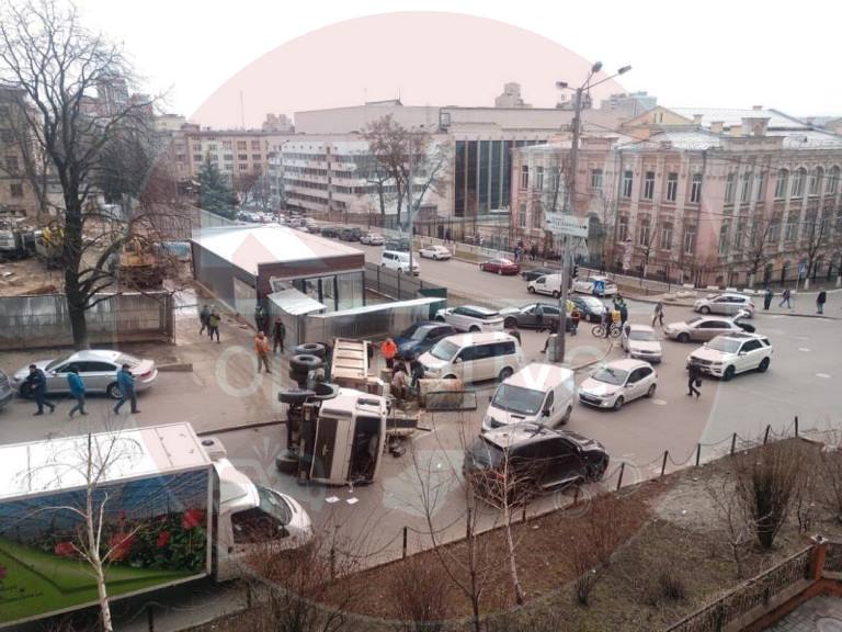 В Киеве посреди дороги опрокинулся грузовик