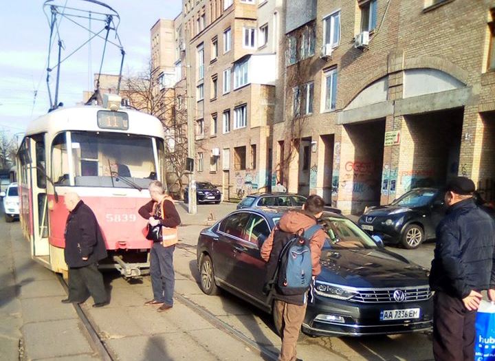 Герой парковки остановил трамваи на Подоле