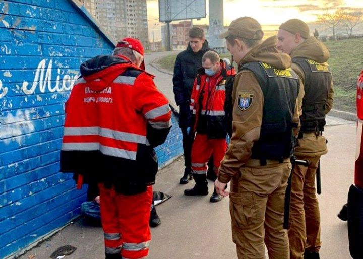 В парке на Троещине нашли мужчину без сознания