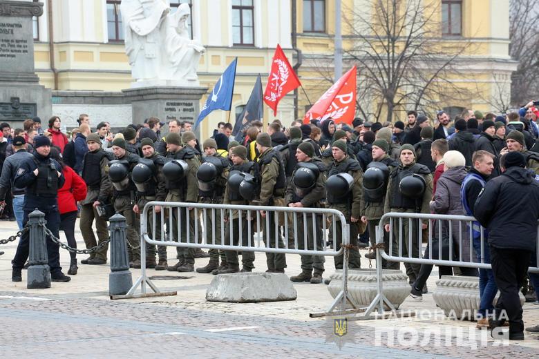 В центр Киева стягивают силовиков