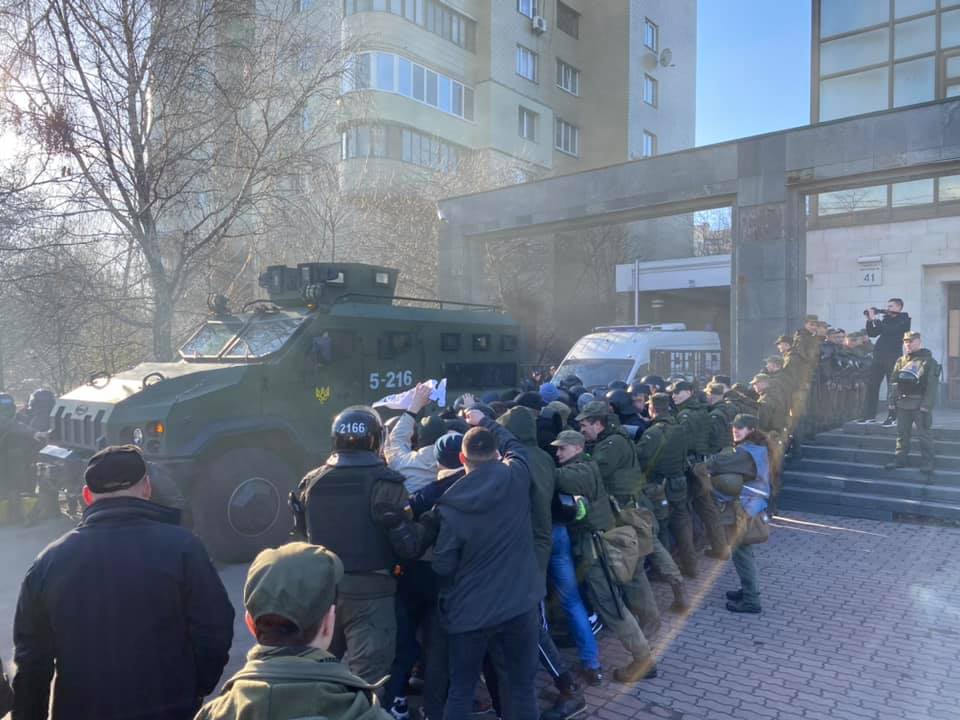В Киеве штурмовали здание суда (видео)
