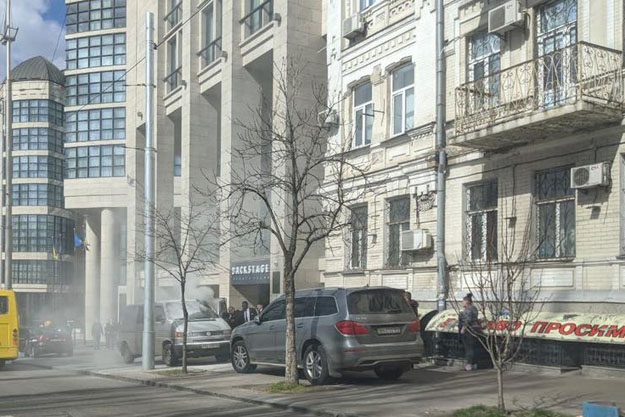В Киеве загорелся микроавтобус