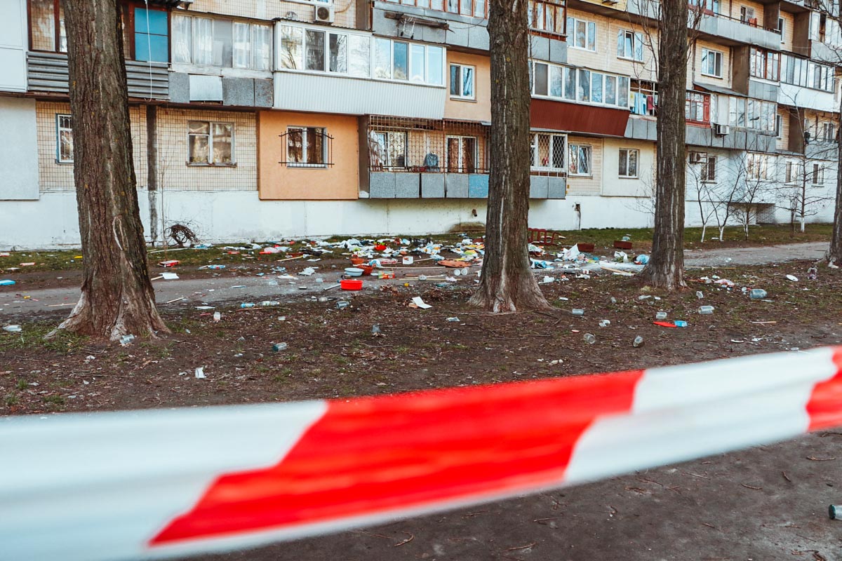 На Борщаговке неадекватная женщина швырялась вещами