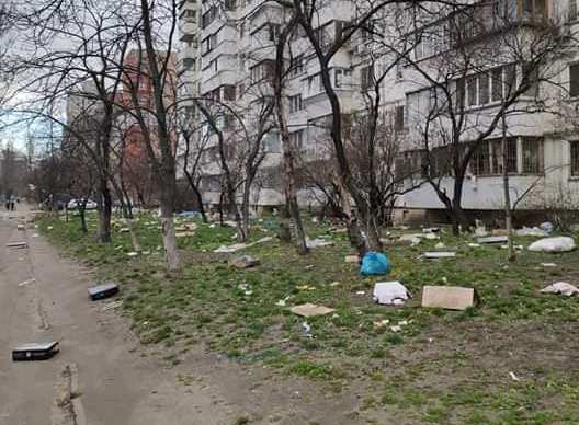 Из-за ярмарки Оболонь утопает в мусоре