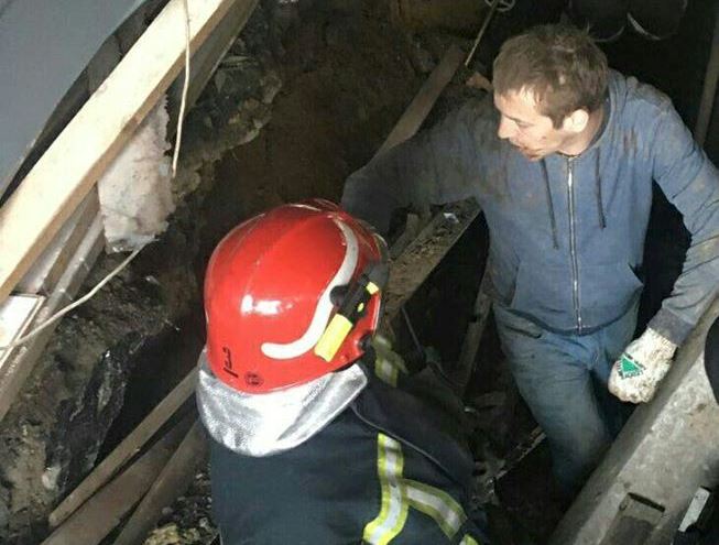 Киевлянин провалился под землю в гараже