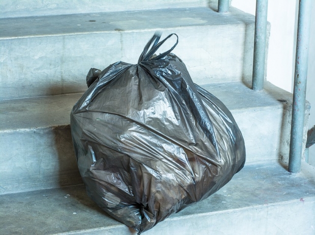 Киевляне требуют разблокировать в домах мусоропроводы