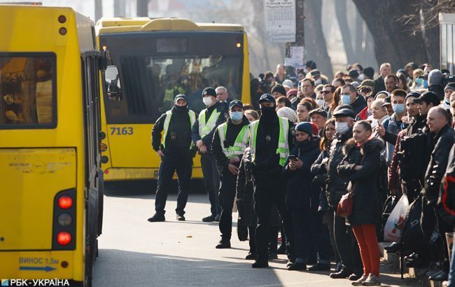 Киевлян попросили не штурмовать транспорт