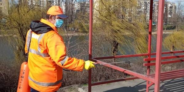 В Киеве проводят опрыскивание улиц