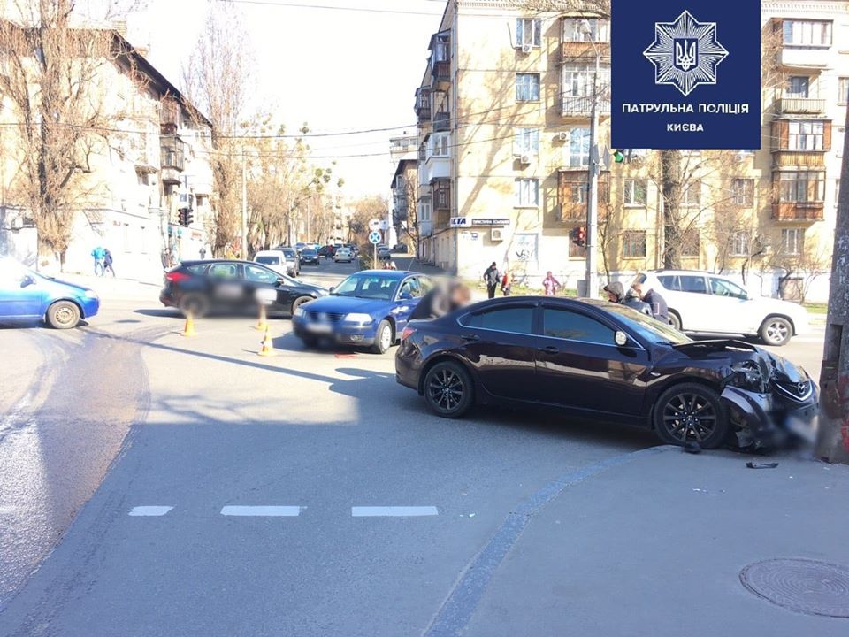 На Печерске водитель вылетел с дороги в столб