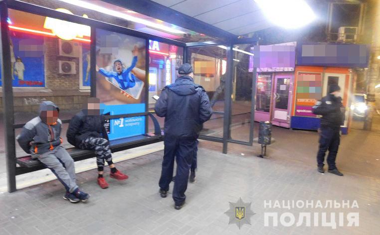 Посреди улицы в Киеве напали на мужчину