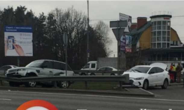 На окружной – ДТП, машина влетела в отбойник