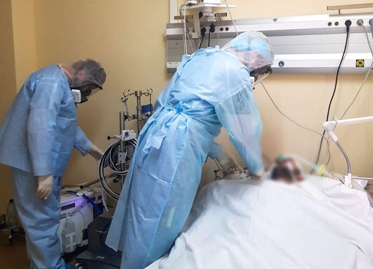 В Александровской больнице пациента с COVID-19 подключили в ИВЛ