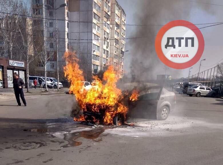 В Вишневом на дороге взорвался автомобиль