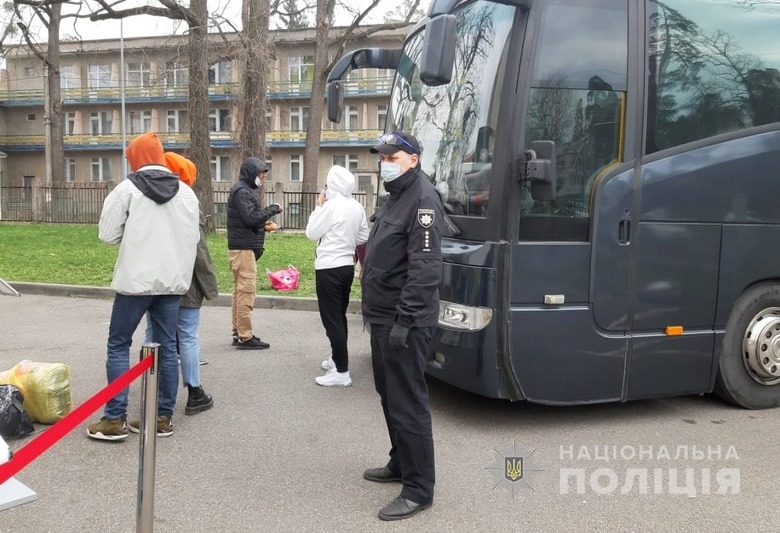 Туристов из "Борисполя" принудительно доставили на обсервацию
