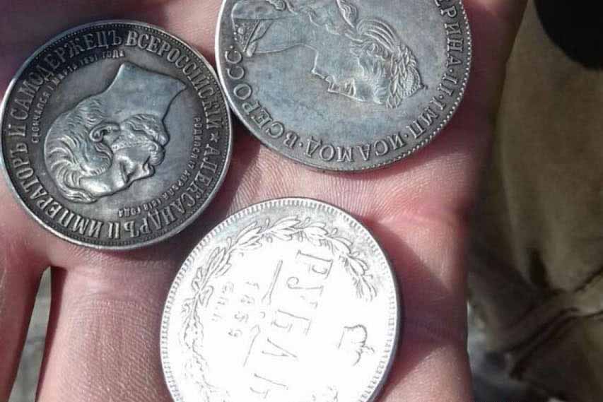 Киевлянин продавал на остановке российские монеты