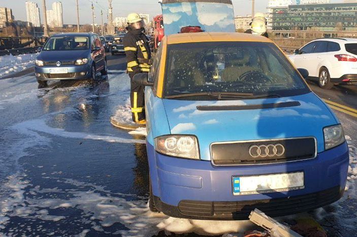 На мосту Патона сгорела Audi