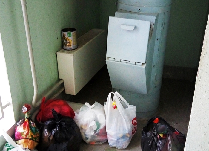 В высотках Киева предлагают разблокировать мусоропроводы