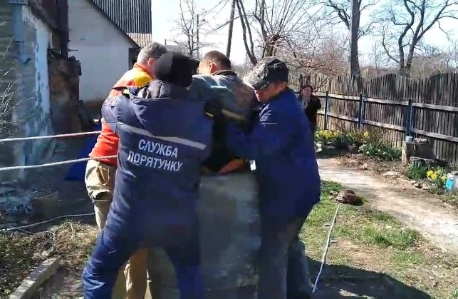 Под Киевом мужчина упал в глубокий колодец (видео)