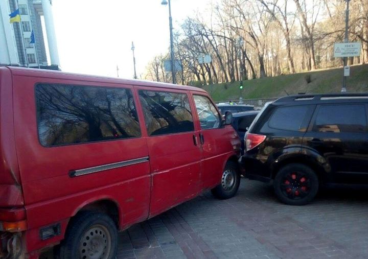 В центре Киева пьяный водитель протаранил парковку