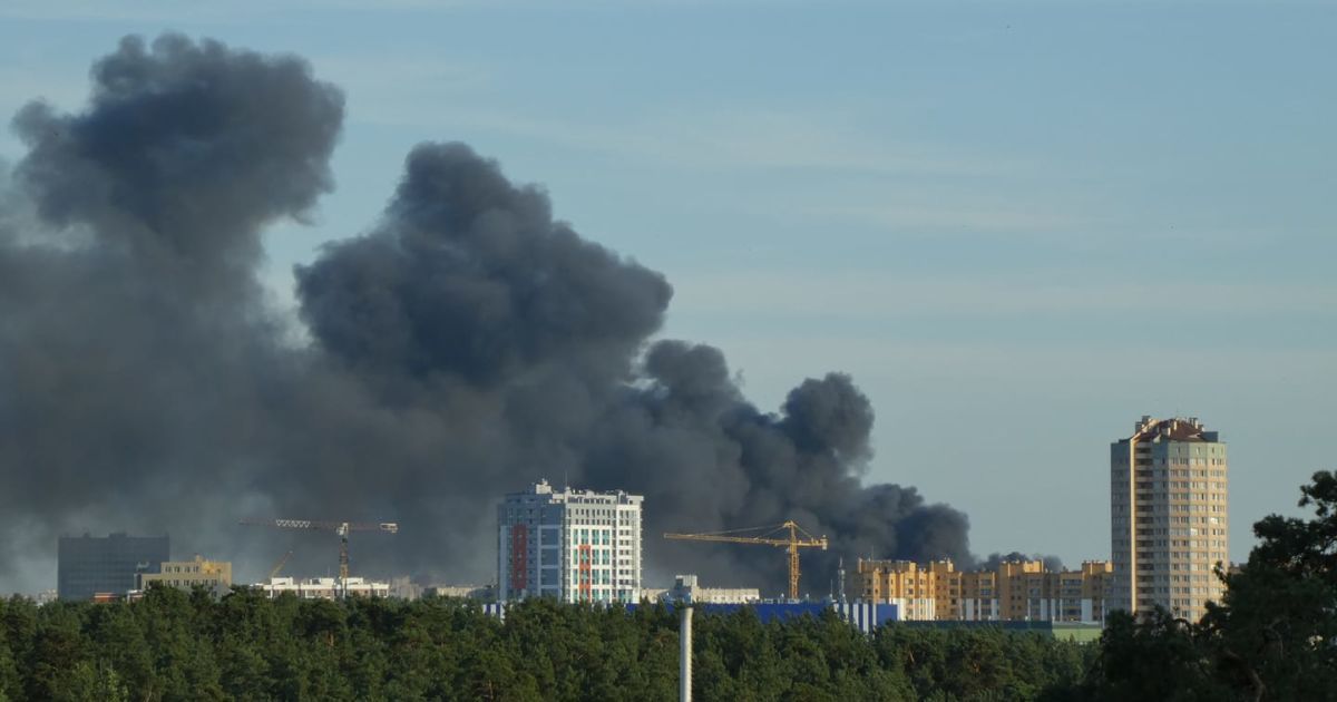 В Киеве сгорело здание радиозавода (видео)