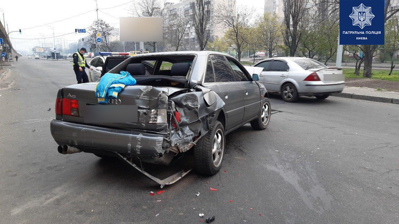 В Киеве пьяный водитель врезался в путепровод