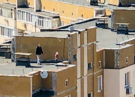 На Позняках киевлянин выгуливал ребенка на крыше