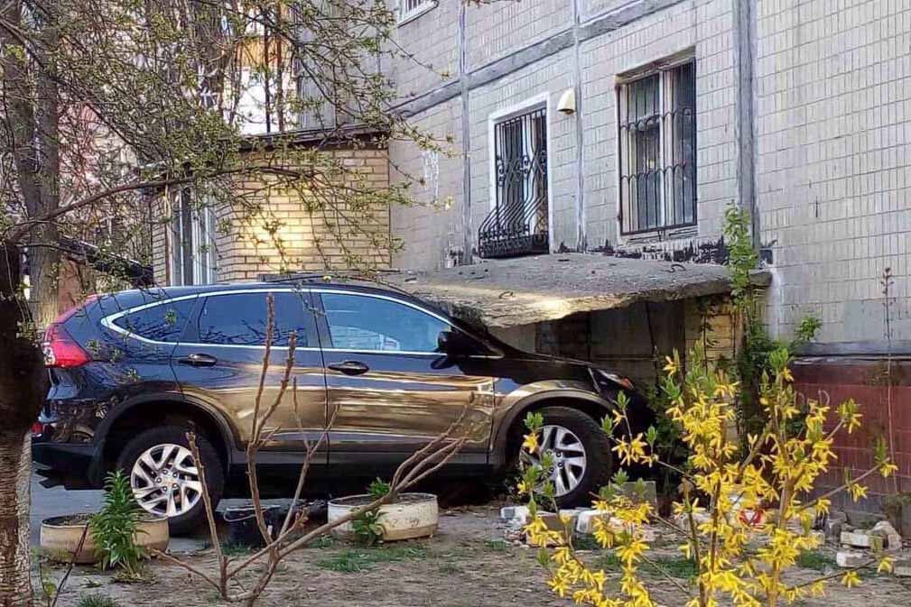 В Киеве женщина-водитель врезалась в жилое здание
