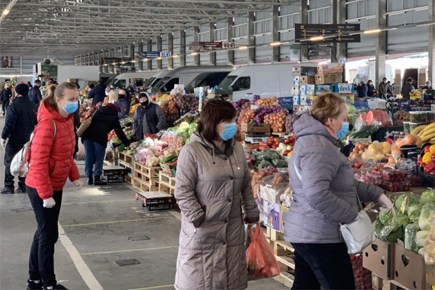 В Киеве продолжает работать рынок на Окружной