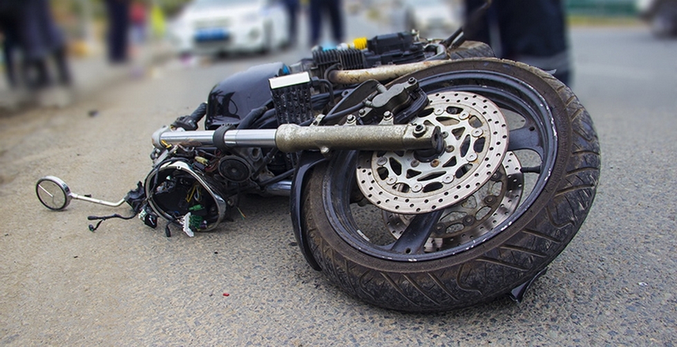 В Киеве таксист сбил мотоциклиста (видео)
