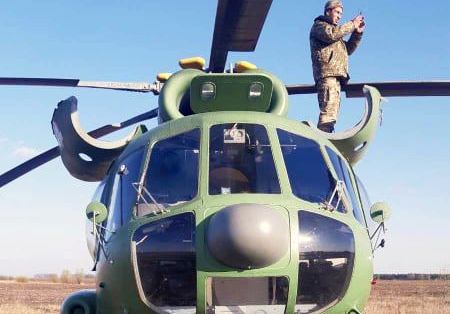 Возле Борисполя прямо в поле экстренно сел военный вертолет