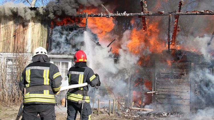 Пожарные спасли четверых киевлян