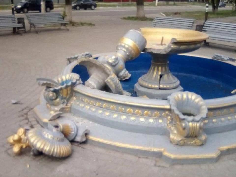 В Боярке семья вандалов разломала фонтан (видео)