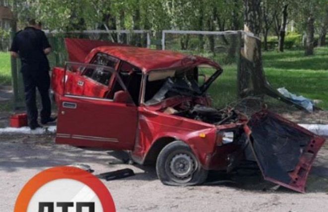 Под Киевом водитель вылетел с дороги в дерево
