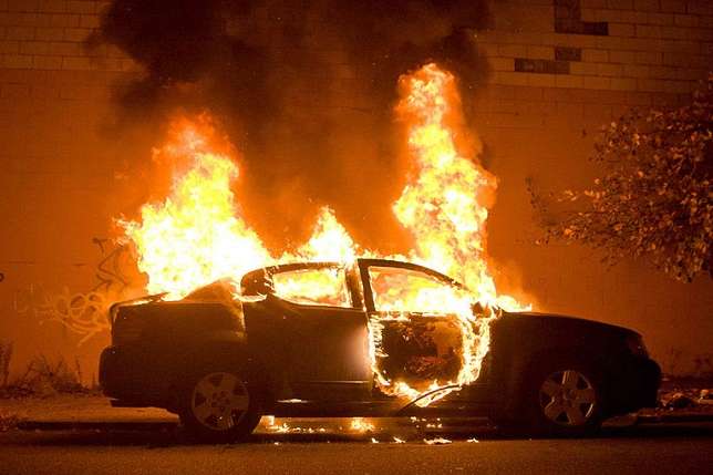 В Киеве посреди улицы сгорел автомобиль (видео)