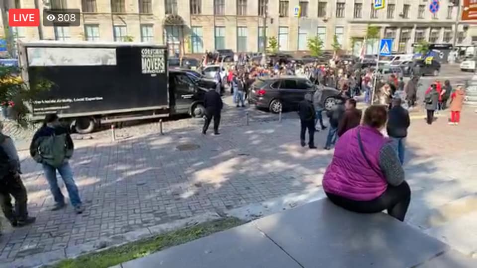 В Киеве протестующие перекрыли центральную улицу