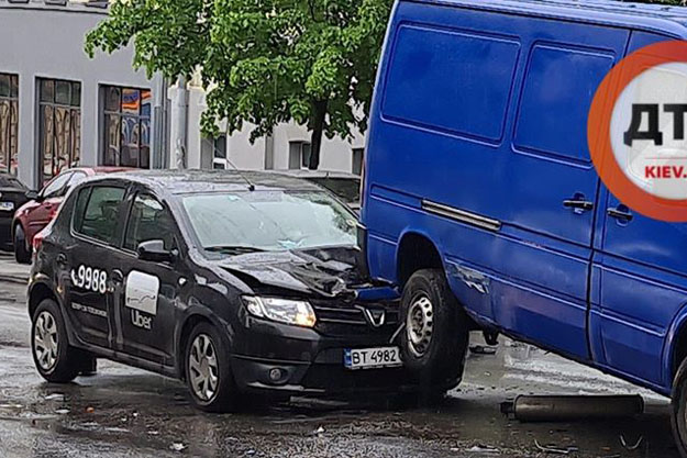 В Киеве легковушка протаранила микроавтобус (видео)