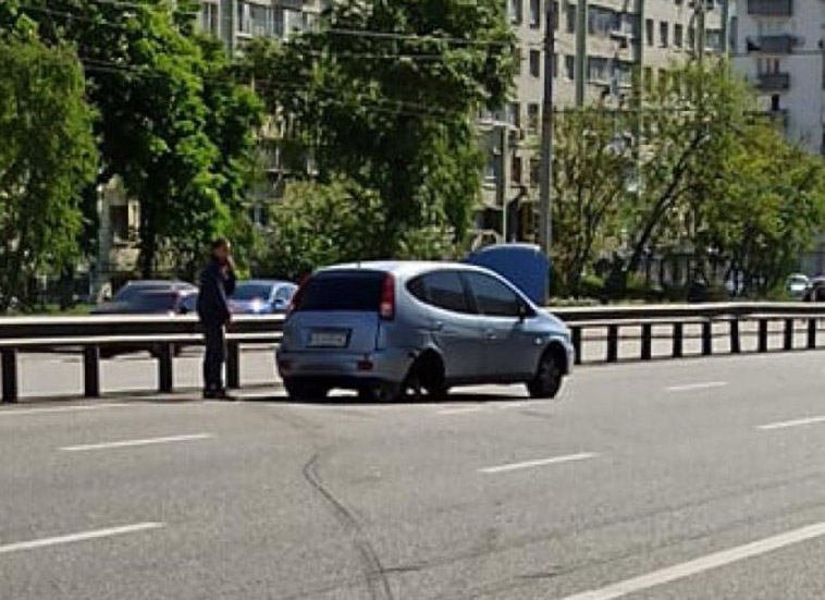 В Киеве от легковушки на ходу отвалились колеса