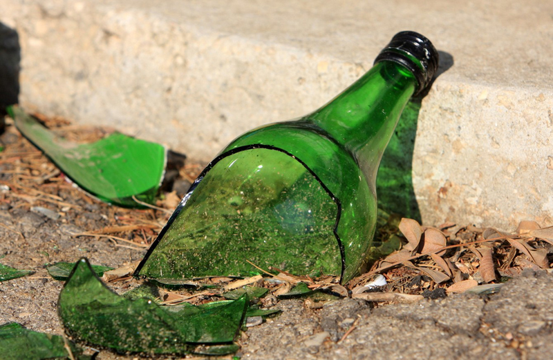 Неадекватная киевлянка забросала двор бутылками (видео)