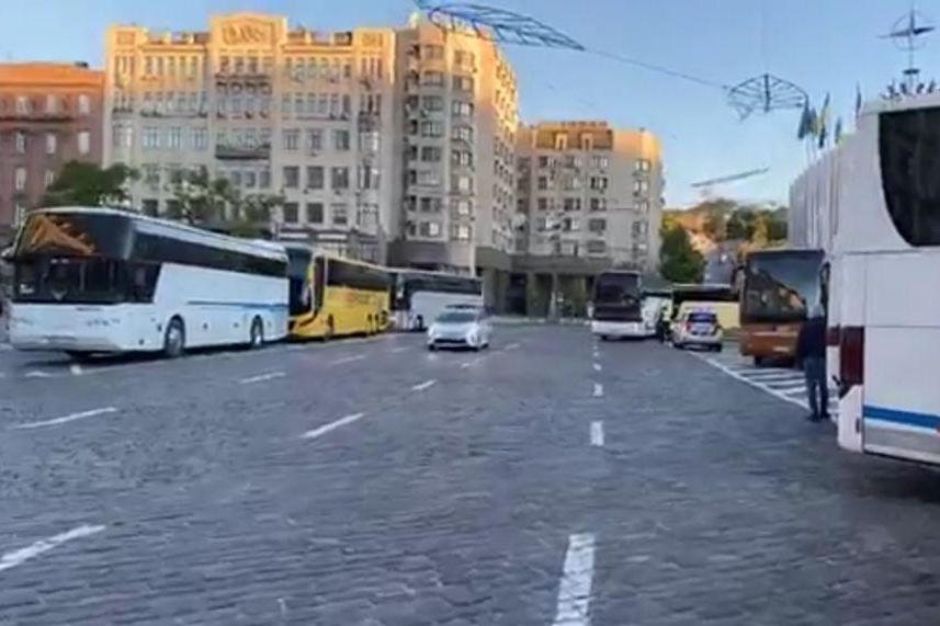 В центре Киева перевозчики собираются на митинг