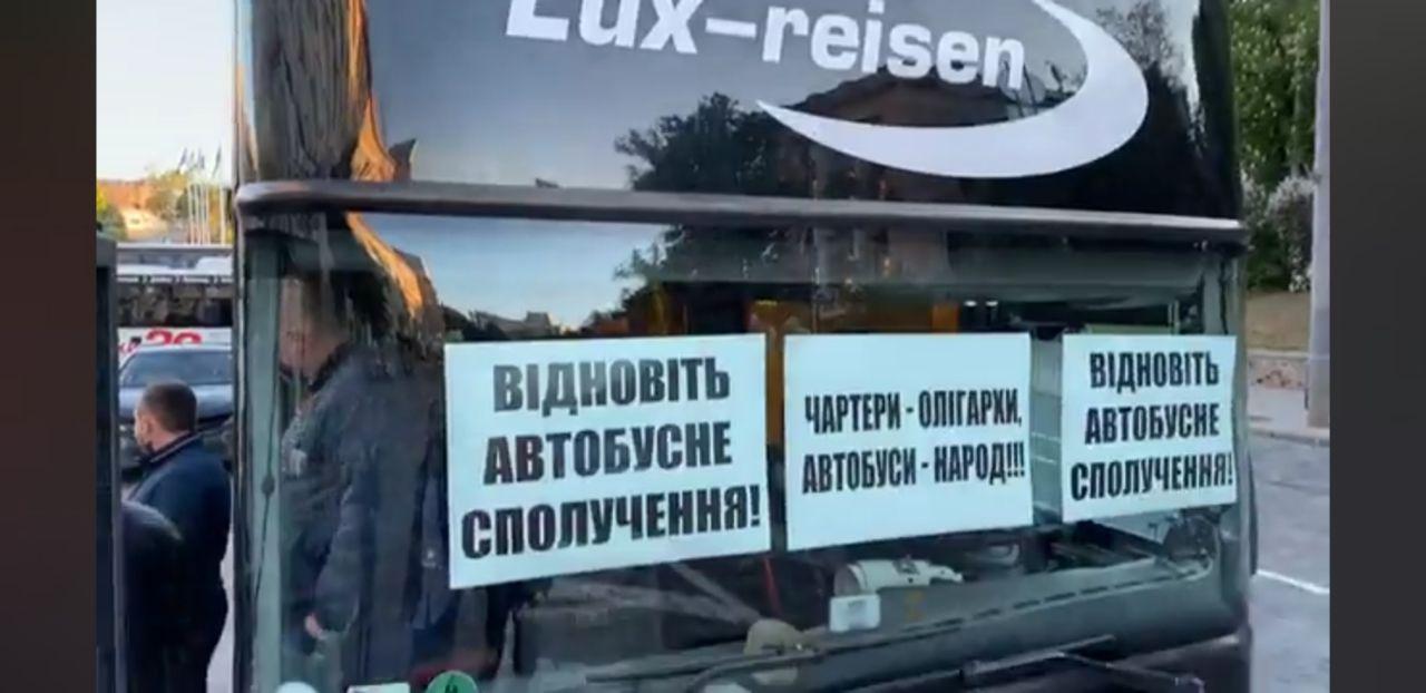В Киеве автобусы перекрыли Европейскую площадь