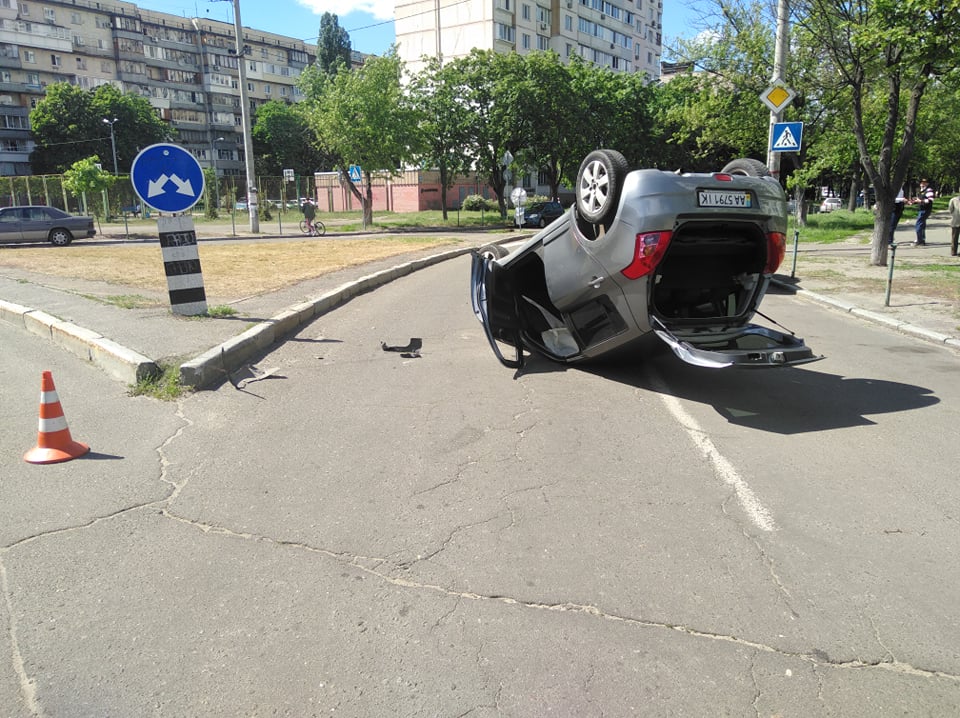 Пьяная киевлянка устроила аварию на Лесном