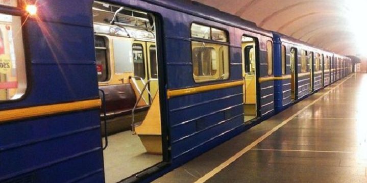 В киевском метро предложили разместить антисептики
