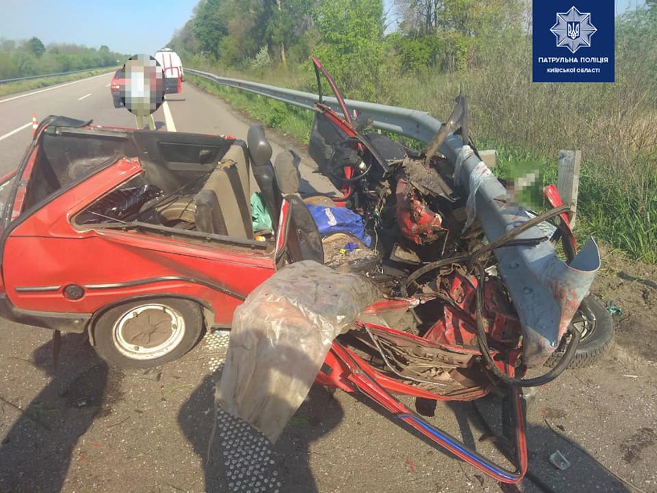 Спящий водитель устроил аварию под Киевом