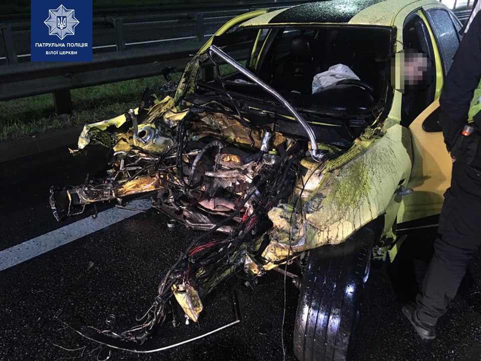Под Киевом – ДТП, машина разбилась об отбойник