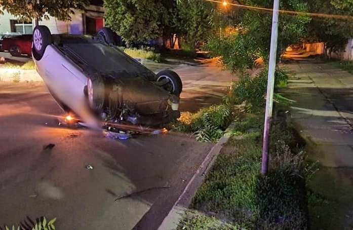 Пьяный водитель разбил машину о дерево