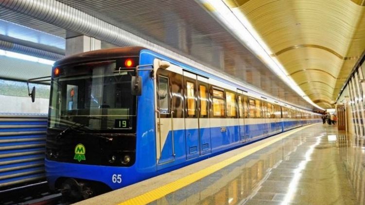 В Киеве открыли метро. Пассажиров почти нет