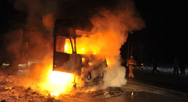В Киеве сгорел грузовик (видео)