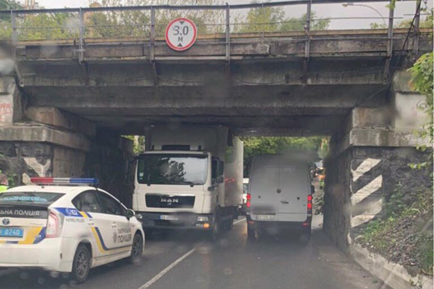 В Киеве под мостом застряла фура